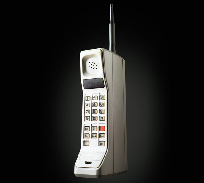 PlanetarioCZM's tweet photo. 📲 Hace 49 años ocurría la primera llamada realizada desde un teléfono móvil, el 3 de abril de 1973. Hecha por el ingeniero Martin Cooper, y para aquel momento histórico utilizó el Motorola DynaTac 8000X. 📞Además ¡pesa 793 gramos! https://t.co/MrZz6YjobO