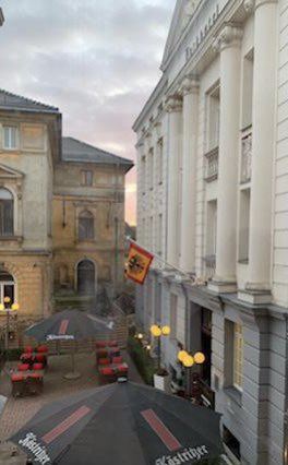 Das Land neu vermessen - zur „Ortszeit Deutschland“ verlegt #Bundespraesident #Steinmeier seinen Amtssitz ins stolze, schöne #Altenburg in #Thueringen - die Standarte weht schon mal, in Berlin ruht sie drei Tage. <a href="/CerstinGammelin/">Cerstin Gammelin</a>