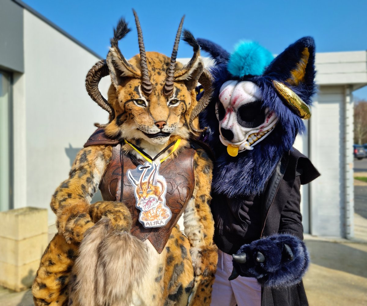 Alyra_Lynx's tweet photo. A pic with @Luunafurry14  

Suit: @AmbForgottenImp
📷: @nekopitou

#FursuitsFriday #FCD3 https://t.co/2EmDcDY90a