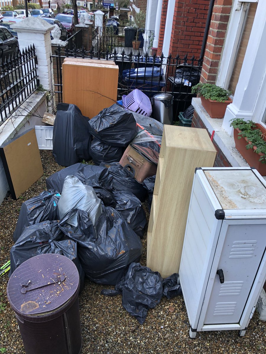 ThamesRubbish's tweet photo. Haven’t posted in such a long time so here is an up to date #beforeandafter pictures of a same day service call from checkAtrade in #London #rubbish #removal https://t.co/deJtWmQtbS