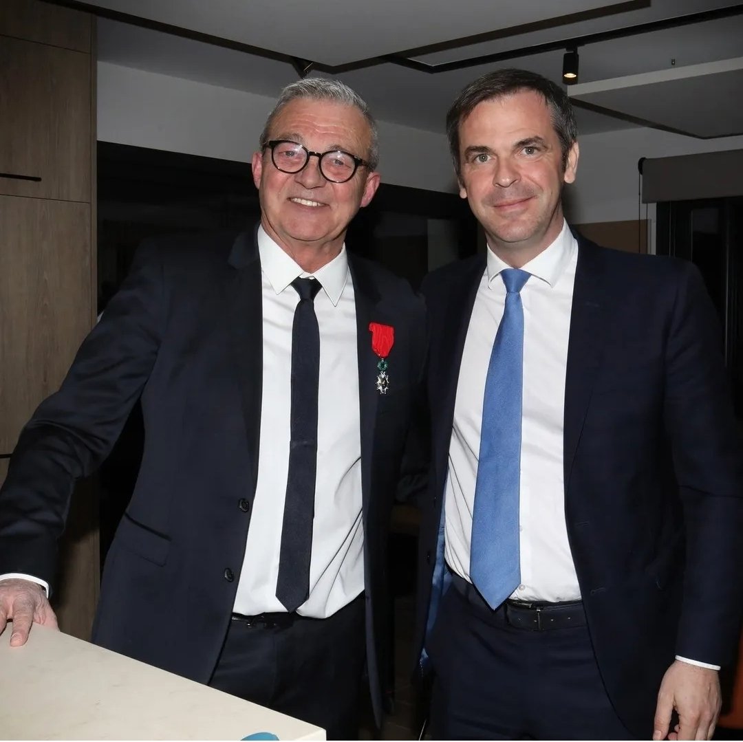 GLemarchalFC's tweet photo. Avec un peu de retard, je vous partage l'évènement de la remise de la Légion d'honneur à Pierre Lemarchal par le Ministre des Solidarités et de la Santé, Olivier Véran. Félicitations à vous et merci pour tout ce que vous faites @A_GregLemarchal. Grégory serait si fier.💫 https://t.co/52Gqk5vIXe