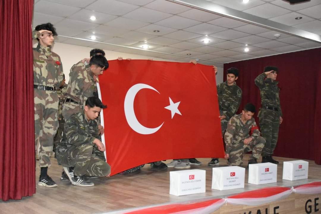 kalemem20's tweet photo. 18 Mart Şehitler Günü ve Çanakkale Zaferinin 107.yıl dönümünü İlçe Programını gerçekleştiren Ethem ÖzsoyAL yöneticilerine,öğretmen ve öğrencilerimize teşekkürederiz.
@KaleKaymakamlig @AbdulkadrSahn  @AysegulGuzel11 
@ETHEMZSOY3 
@XXII_XI_MM_AG17 
@kalesehitvpaihl
@BelenkoyO https://t.co/Syx2GJoe4Y