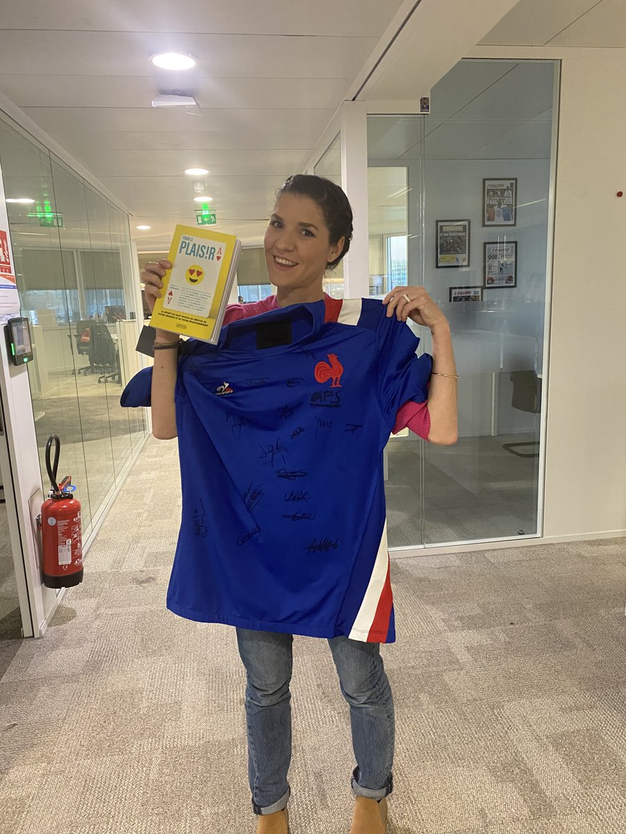 lequipedusoir's tweet photo. 🎁CADEAU🎁

Ce soir @MaccaliCamille vous fait gagner 2 cadeaux !🤪

Le livre 📙 de Jérémy Clément, ET le maillot de l'équipe de France de rugby U20 dédicadé par tous les joueurs ! 🤩

Pour gagner, RT &amp; Follow @lequipedusoir et choisis ton chroniqueur pour le quiz !
Bonne chance🍀 https://t.co/9rRJJ261jp