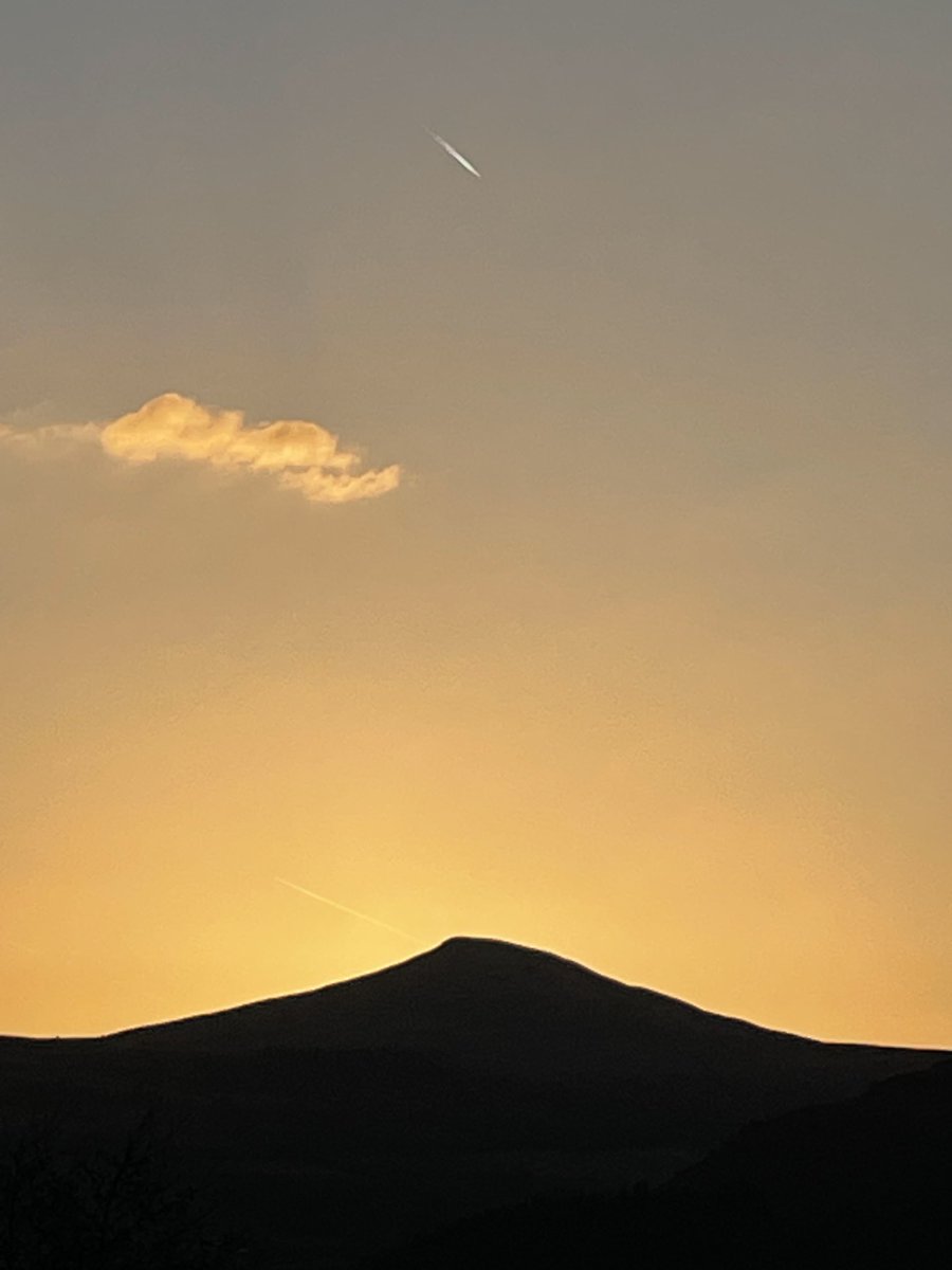 route46ebikehi1's tweet photo. Sundown over the #Sugarloaf #Abergavenny #BreconBeacons #Monmouthshire #Crickhowell #Gilwern #Govilon #Llanfoist #Powys #Wales https://t.co/G5yOAaoX1M