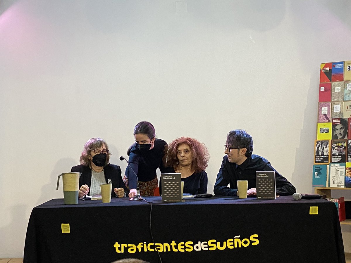 Andrea Sanz Pozo (@andreasanzp) on Twitter photo 📕Empieza la Presentación de @barbarieeditora de su primer libro 259 saltos, uno inmortal en <a href="/traficantes2010/">Traficantes de Sueños</a> 👏🏻👏🏻
#libros #editores #barbarieeditora 📕Empieza la Presentación de @barbarieeditora de su primer libro 259 saltos, uno inmortal en <a href="/traficantes2010/">Traficantes de Sueños</a> 👏🏻👏🏻
#libros #editores #barbarieeditora