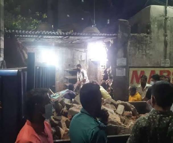 बांग्लादेश में एक बार फिर हिंदू मंदिर पर हमला बांग्लादेश की राजधानी ढाका में स्थित ISKCON राधाकांता मंदिर पर गुरुवार शाम को हाजी सैफुल्लाह की अगुआई में 200 से ज्यादा लोगों की भीड़ ने हमला कर दिया
 हमले में तोड़फोड़ की गई और भीड़ यहां रखी कीमती वस्तुओं को भी लूट ले गई. 
#Hindu