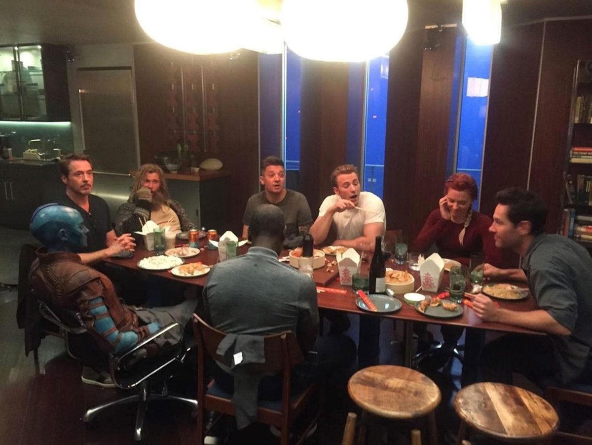 ScarlettJUpdate's tweet image. Scarlett Johansson and cast behind the scenes of 'Avengers: Endgame'