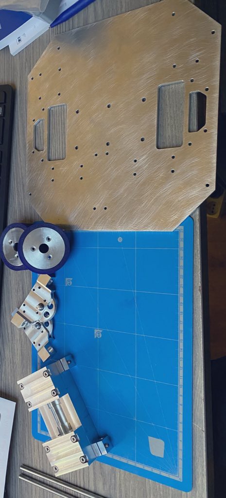 TEAM_BroBOT's tweet photo. Bonjour à tous !! 🤖
Nous venons de recevoir nos usinages, nous avions déjà nos moteurs @FAULHABER_USA => assemblage de la base prototype ce week-end ! 

Stay tuned pour plus d’infos 😉 

P.S : Très prochainement on vous fait découvrir nos sponsors 🙂 @CoupeRobotique #CDR22 https://t.co/p6DlsO93FC