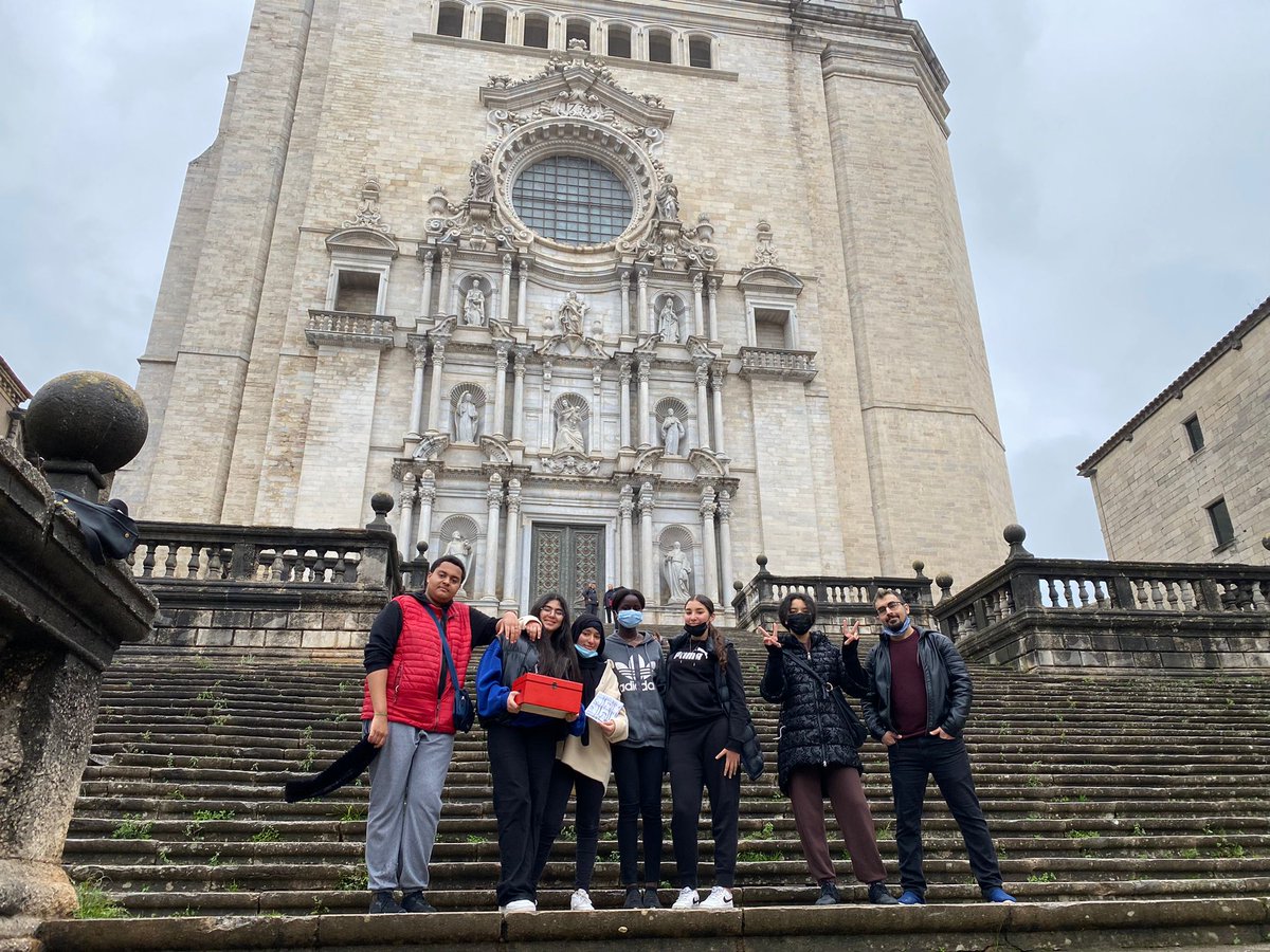 EspriuSalt's tweet photo. Aquesta setmana l'alumnat de l'extraescolar d'anglès de l'@EspriuSalt, dins del projecte "Art and Culture" amb Maxwell Academy, han fet un #UrbanEscape amb #XploreGirona. Aprenem anglès divertint-nos! #ExtraescolarsEspriu #SomriuEspriu https://t.co/pfwjW8VBYi