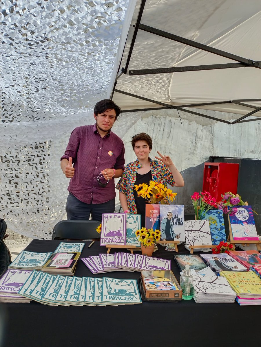 El equipo de la editorial en la feria del finde ❤️ 
.
ID: Fotografía. Fondo blanco. Al centro dos personas saludan a la cámara (Sebastián y Nataschia). Al frente un mesón negro cubierto de libros.
.
#desastrenaturaled #desastrenaturalediciones #librosrecomendados