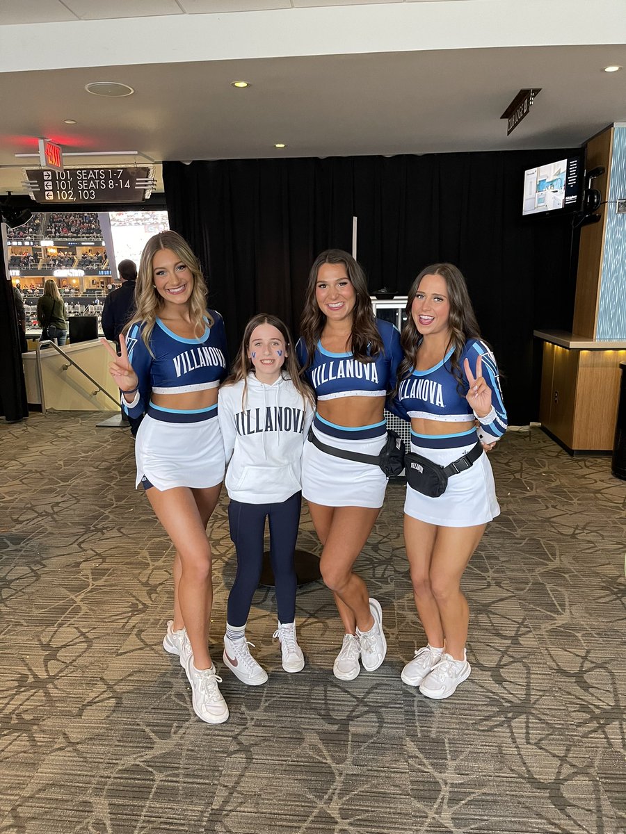 BethVallen's tweet photo. Let's go CATS! #NovaNation #mmselfie @PPGPaintsArena https://t.co/bpIGKDa2x5