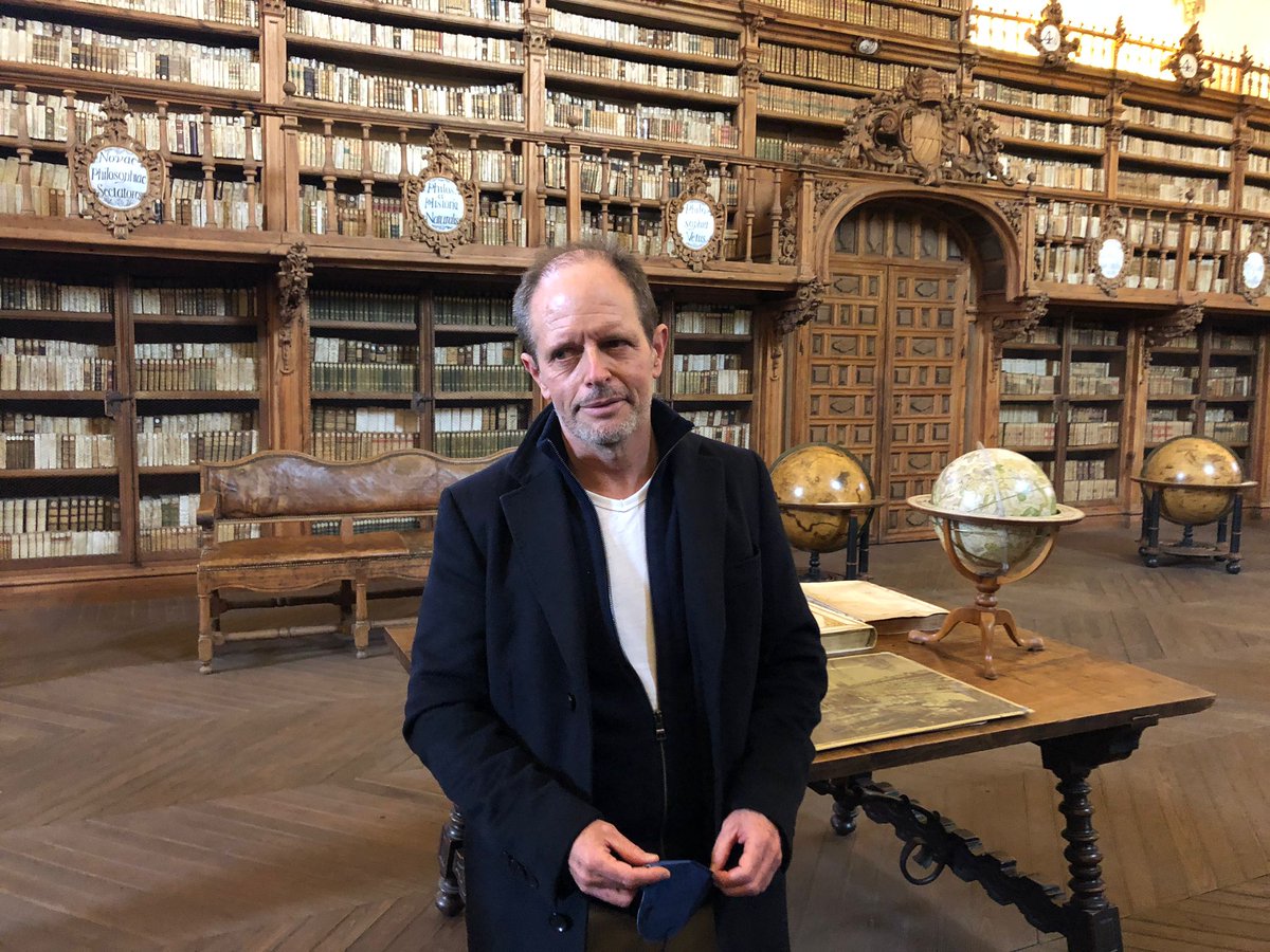 La última obra de <a href="/Bernard_Minier/">Bernard Minier</a>, 'Lucía', es un thriller sobre un grupo de estudiantes de Criminología de la Facultad de Derecho de la USAL que descubren la existencia de un asesino que lleva décadas oculto y que escenifica a sus víctimas inspirándose en pinturas renacentistas.