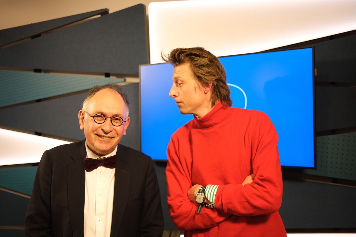 radio1be's tweet photo. "Het eerste doelpubliek dat ik voor ogen heb is de geïnteresseerde lezer. Zo heb ik ook een youtube-kanaal opgestart om de Middeleeuwse teksten te vieren"

De Antwerpse hoogleraar Frank Willaert wordt bekroond met de Wassenbergh penning voor zijn jarenlang onderzoek #CultureClub https://t.co/9ZKNuqk1Sd