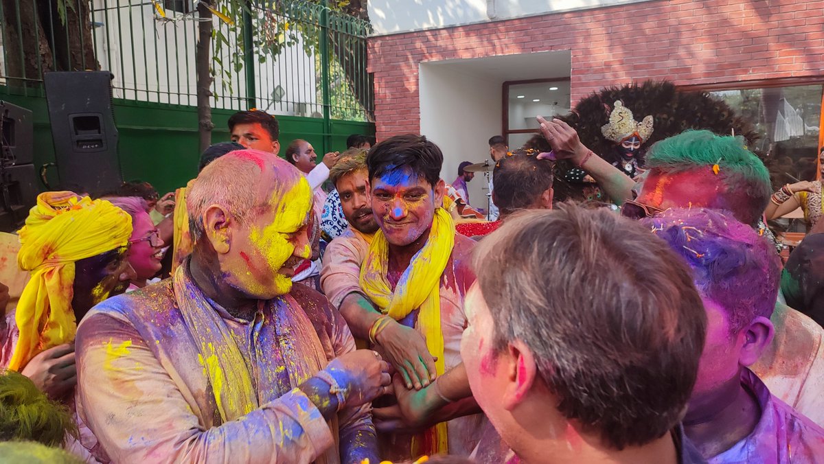 MANISH_S11's tweet photo. #Holi with Dy. Cm 
@msisodia 
 bhaiya......
@sharaddikshit1 https://t.co/lM7csVY09c
