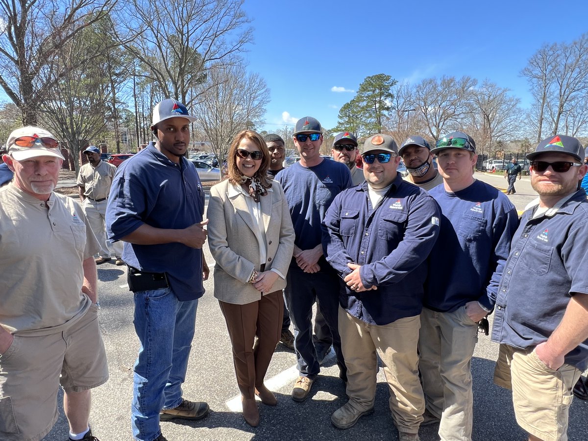 VaNaturalGas's tweet photo. It was wonderful to have @KimGreeneCEO, present at  @VaNaturalGas today as we celebrated National Gas Utility Workers' Day with our dedicated and hard-working team members. #gasutilityworkersday https://t.co/6sUZuhyE5c