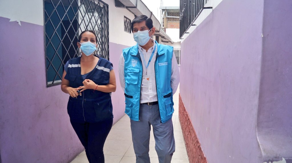 Zona8MTDH's tweet photo. #Guayaquil | El coordinador zonal del MIES @Enriquezavalaca volvió a recorrer las instalaciones de Casa Hogar Infanto Femenino donde estudiantes del programa de vinculación de la @UdeGuayaquil   apoyan a las adolescentes con terapia ocupacional y de lenguaje.

#JuntosLoLogramos https://t.co/VMnYvAnWmV