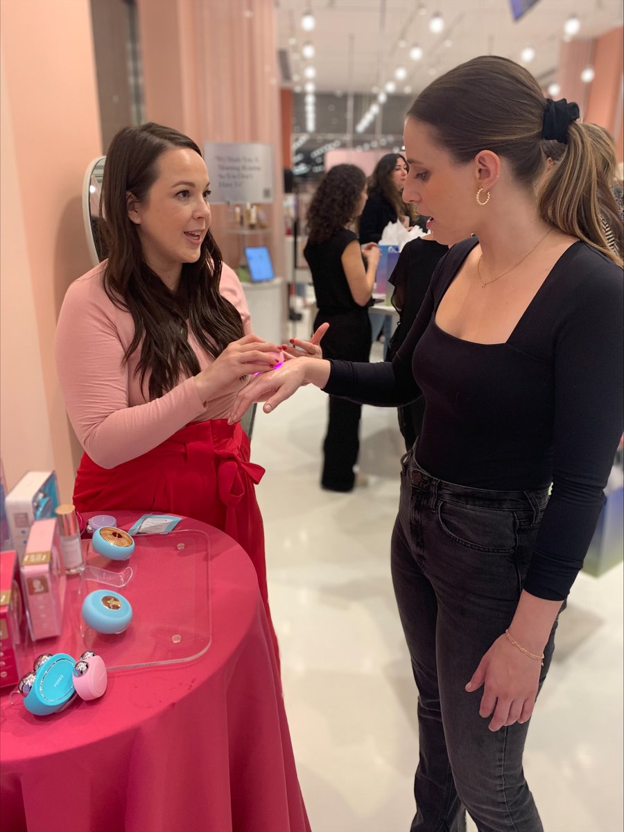 FOREO's tweet photo. We had an absolute blast at the @Allure_magazine store event in NYC last night! β¨
Our team enjoyed sharing our favorite skincare devices with attendees - and even showing some helpful tips and tricks.
#FOREO #AllureStore #skincare https://t.co/W0Ibui71CV