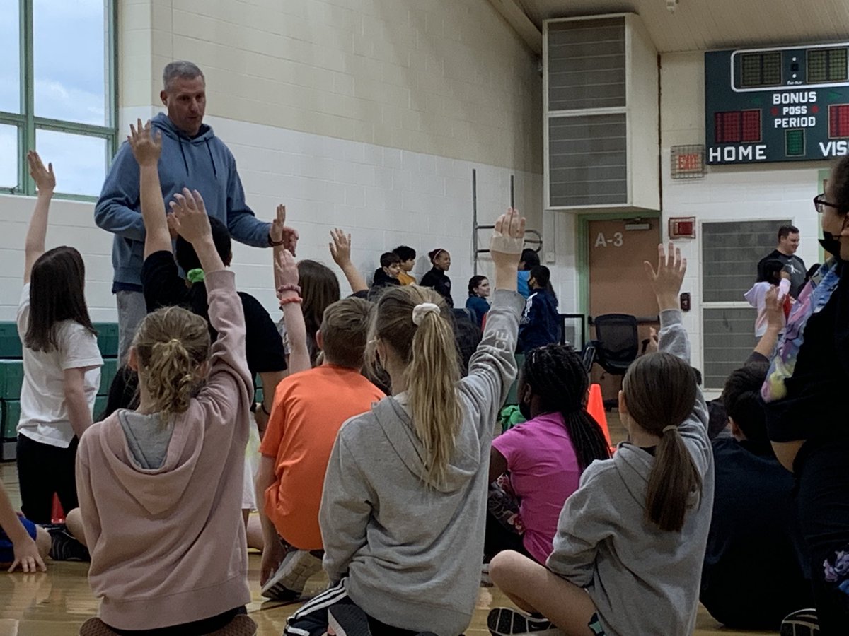 javaris_powell's tweet photo. These #MasonElementary Comets are ready to beat their previous times on their shuttle runs. Thank you @AndyWilson14PE for using their excitement for the lesson to engage them. #interactivemodeling #KindnessStartsWithME https://t.co/7bPZnbRbtB