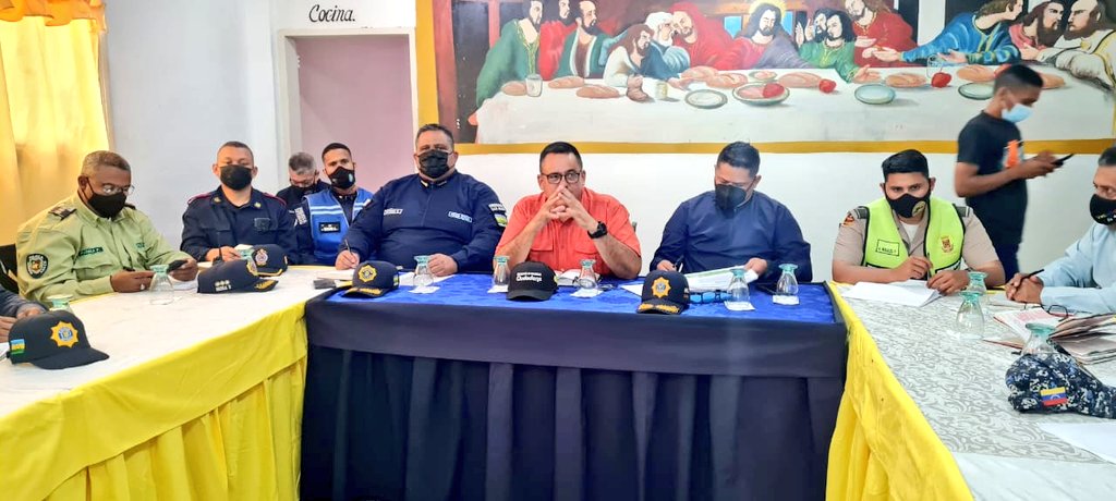 SECSC_ANZ's tweet photo. #18Mar| Desde la sede del @IAPANZ en Anaco, el Secretario de Seguridad Ciudadana CJ Hernán Díaz, sostuvo encuentro con los Organismos de Seguridad Ciudadana de la zona centro para informarles sobre la reasignación de los @cuadrantdpaz https://t.co/dww8jZzQQ6