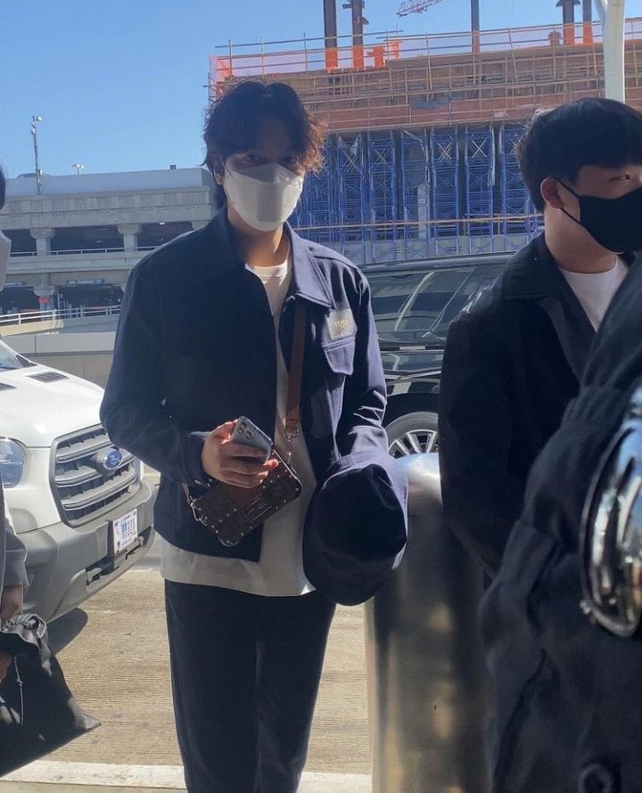 caramelhershey's tweet photo. Lee Min Ho spotted at airport heading back to Korea✨

have a safe flight! 🤍
#LeeMinho #minoz #이민호 
cr owner https://t.co/epjHveJUlZ