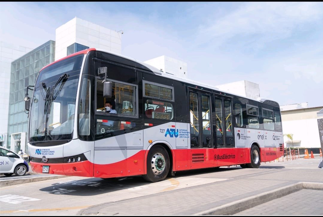 mbezzeccheri's tweet photo. En Perú avanzamos en #Electrificación del Transporte Público, donando el primer bus 100% eléctrico que lleva dos años en operación en Lima. También se entregó un informe de replicabilidad para poder avanzar en la masificación de esta tecnología en todo el país. #EnelAméricas https://t.co/37xUfi0DgI