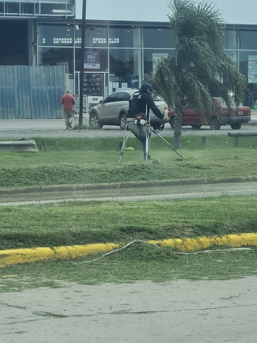 ivanpavlovsky2's tweet photo. Lo que le hace falta a este país, resumido en una foto. Entrada de San Antonio de Areco. No se como te llamas, pero me cambiaste el día, Capo! @rattofranc https://t.co/Y9VlU1rpRq