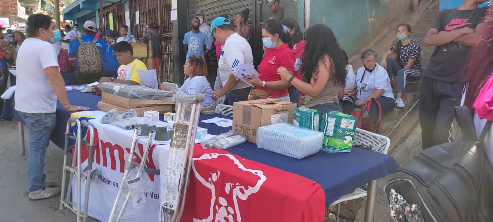 #DeInterés | Servidores públicos del INASS realizaron entrega de medicamentos y ayudas técnicas a las víctimas del bloqueo económico de la Zona 6 de José Félix Ribas Petare estado Miranda. #YoCreoEnVenezuela #YoSoyINASS @NicolasMaduro @Maga_Vina @vmsfelicidad @ViceSocialT_ve