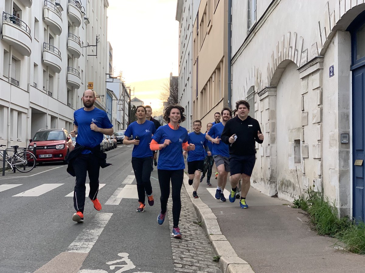 CJNephro's tweet photo. Des néphrologues, patients, moniteurs d’APA… qui courent sur la #Loire. C’est le #CJRun en direct live ! Avec notre guest star @LMDSlefilm 🏃♂️ 🏃🏽♀️ #AllTheKidneyLadies #CJNeph #Running https://t.co/JSaAOwFp9M