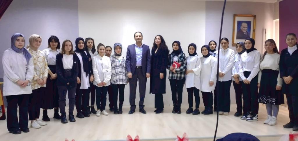 18 Mart Çanakkale Zaferi ' nden kareler. Programda emeği geçen Edebiyat Öğretmenimiz Esra IRMAK ve öğrencilerine teşekkür ederiz.