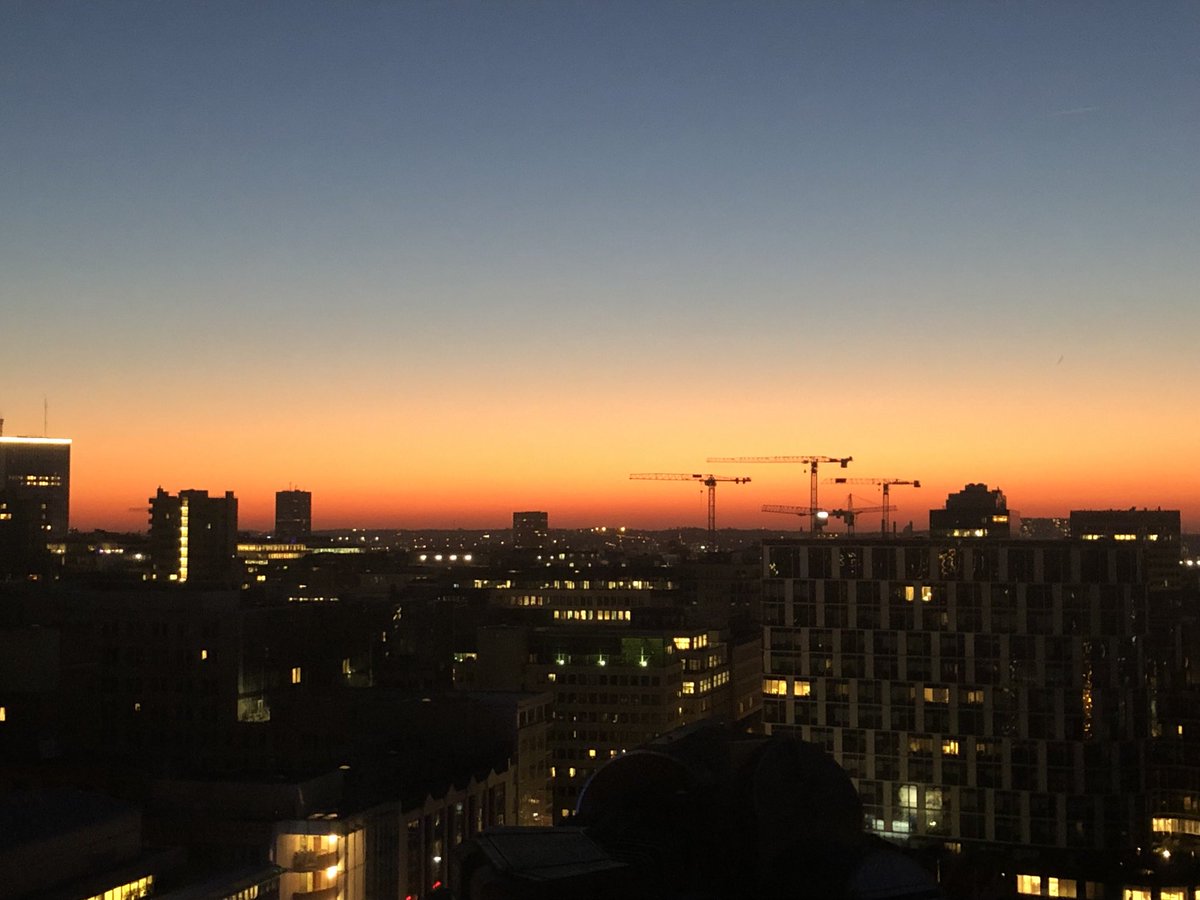 kleibett's tweet photo. Sunset and moonrise tonight in this peaceful European city. Don’t take it all for granted. #Brussels  🇪🇺 🇺🇦 https://t.co/cWWhQ8AWyl