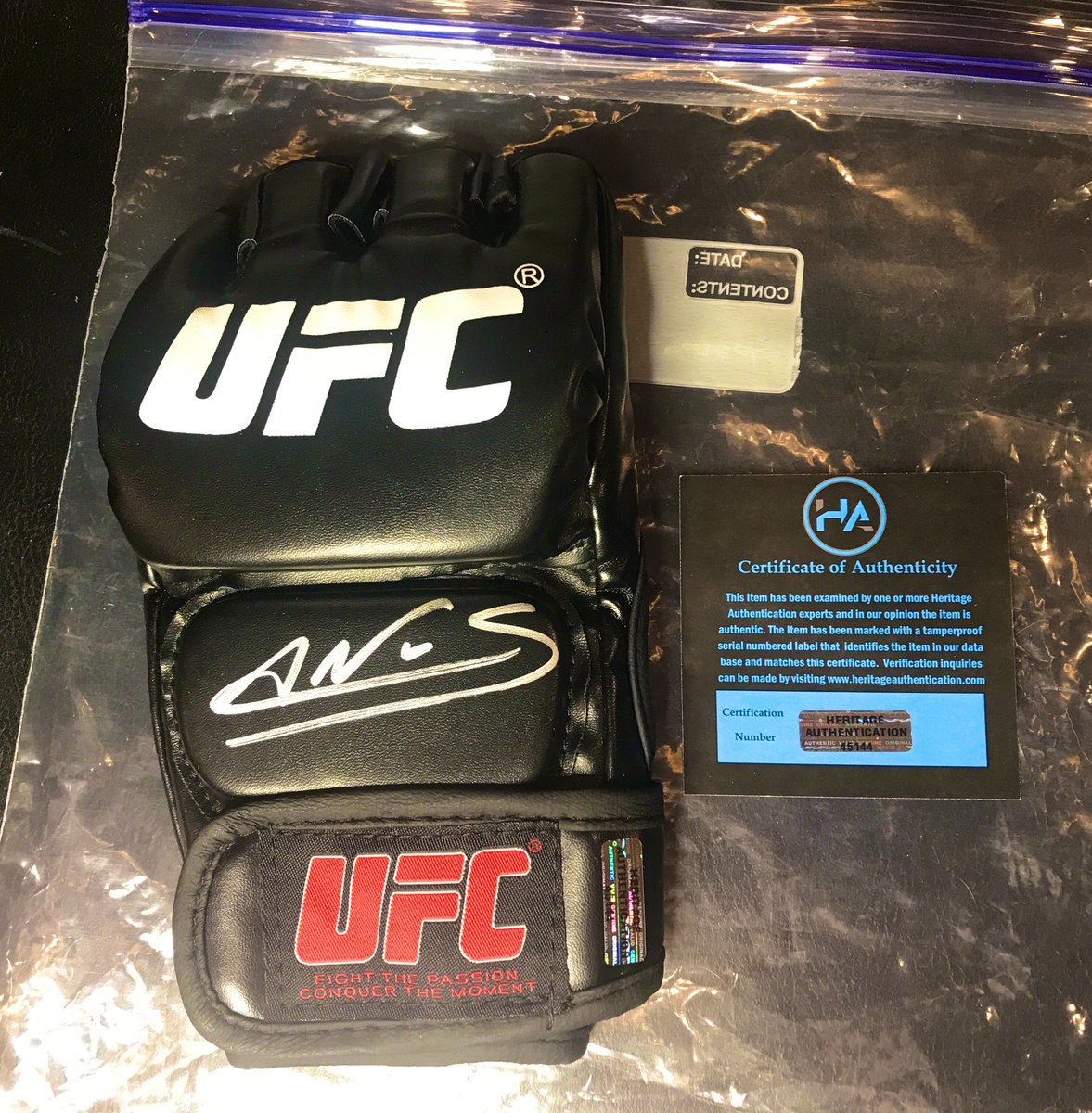 RT @perk4142: Amanda Nunes Autographed UFC glove with Certificate of Authorization. Shipped $55. DM https://t.co/18LD2TZnib