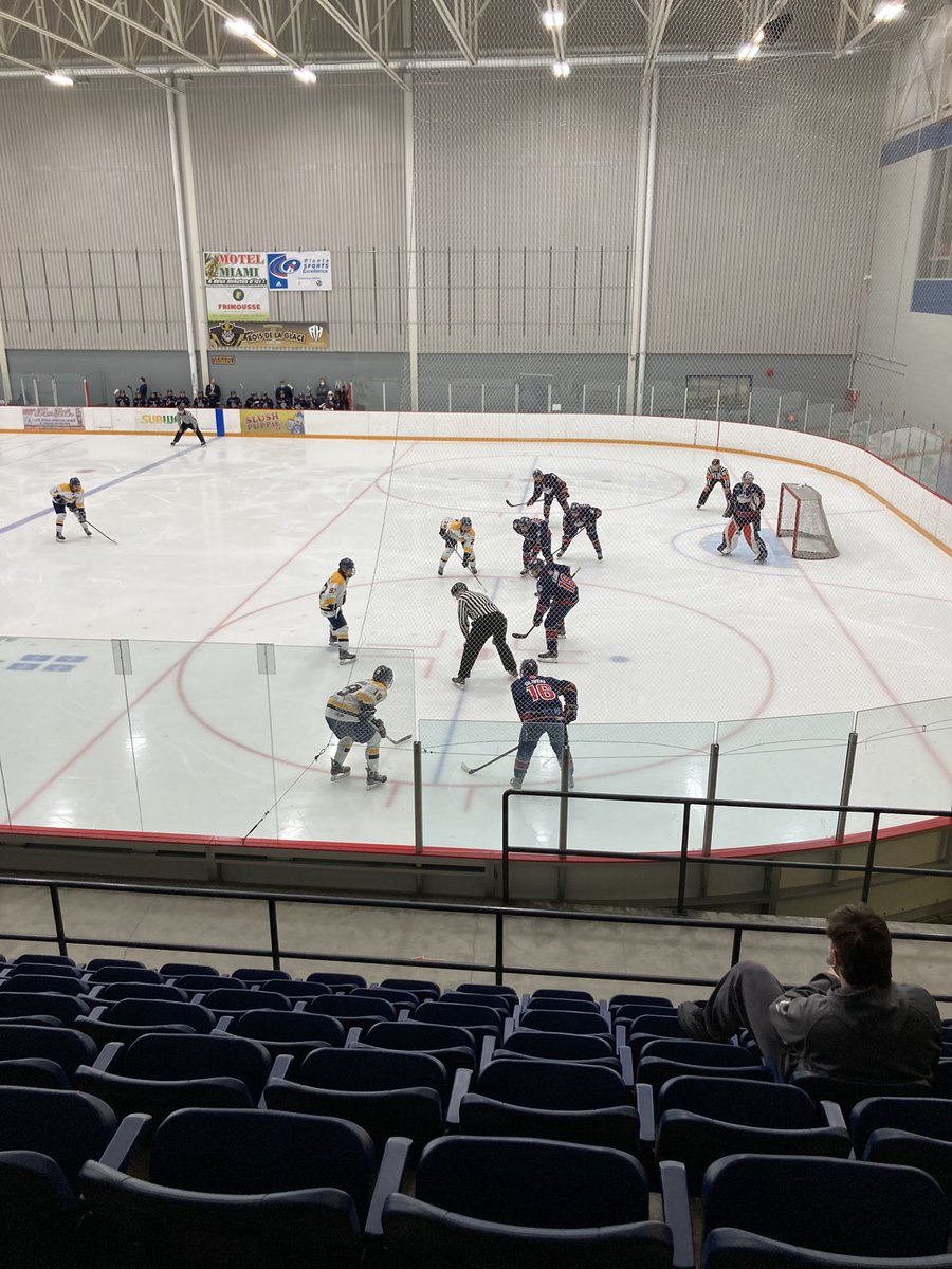 alexmorehockey's tweet photo. @Rousseau_Royal vs @EstacadesMAAA ce soir pour le derniere week-end de la saison. Il s'agit de la dernière fin de semaine avant la mise à jour de notre liste! #Scoutingservice #2022QMJHLdraft #M18AAA https://t.co/tPMjvuqziZ