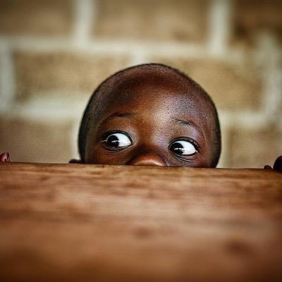 Mak student: Throws a bottle to the stage
Police officer: throws a cannister and shoots in the air
Kenzo in the ivory tower: 👇🏻👇🏻💀💀😂