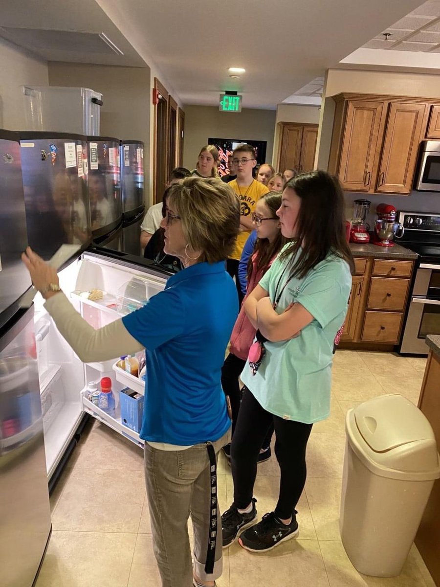 HendersonSchool's tweet photo. Niagara Elementary students visited the Ronald McDonald House today to deliver their donation of $500 earned with the sale of Valentine's Candy-Grams!  Thanks to all who participated in this fundraiser for a worthy cause! @NiagaraElem https://t.co/Oq1LP9lq0Y