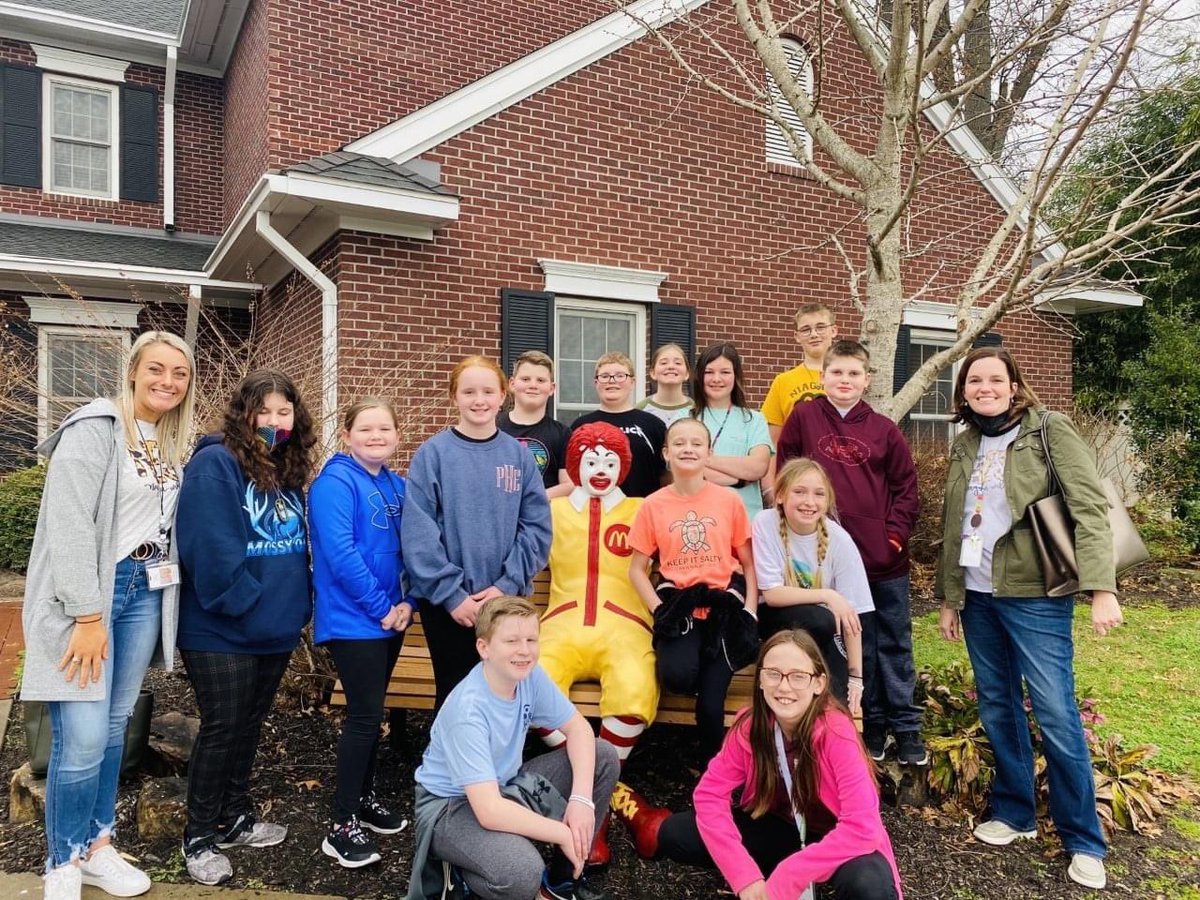 HendersonSchool's tweet photo. Niagara Elementary students visited the Ronald McDonald House today to deliver their donation of $500 earned with the sale of Valentine's Candy-Grams!  Thanks to all who participated in this fundraiser for a worthy cause! @NiagaraElem https://t.co/Oq1LP9lq0Y
