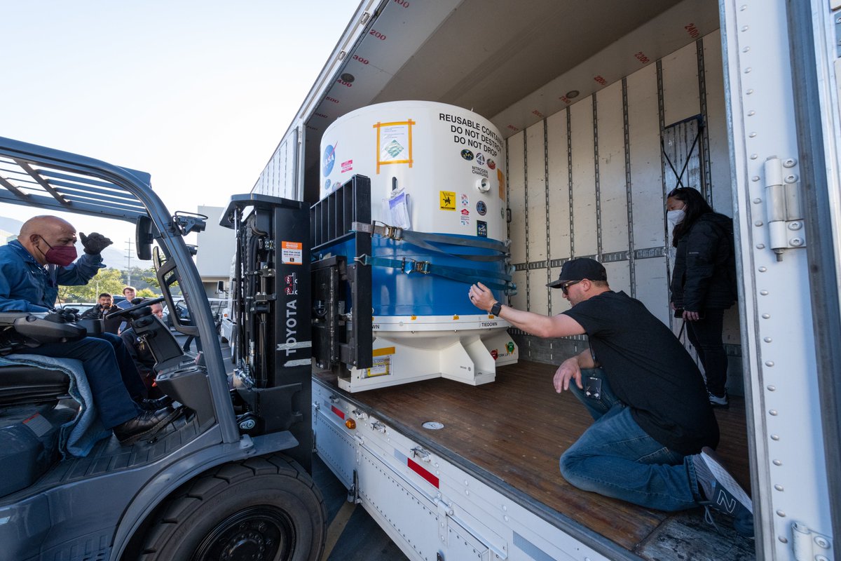 NASAJPL's tweet image. One step closer to launch 🚀

EMIT, or the Earth Surface Mineral Dust Source Investigation, recently left JPL and traveled to Kennedy Space Center at Cape Canaveral, Florida – and team members gathered to bid it farewell.