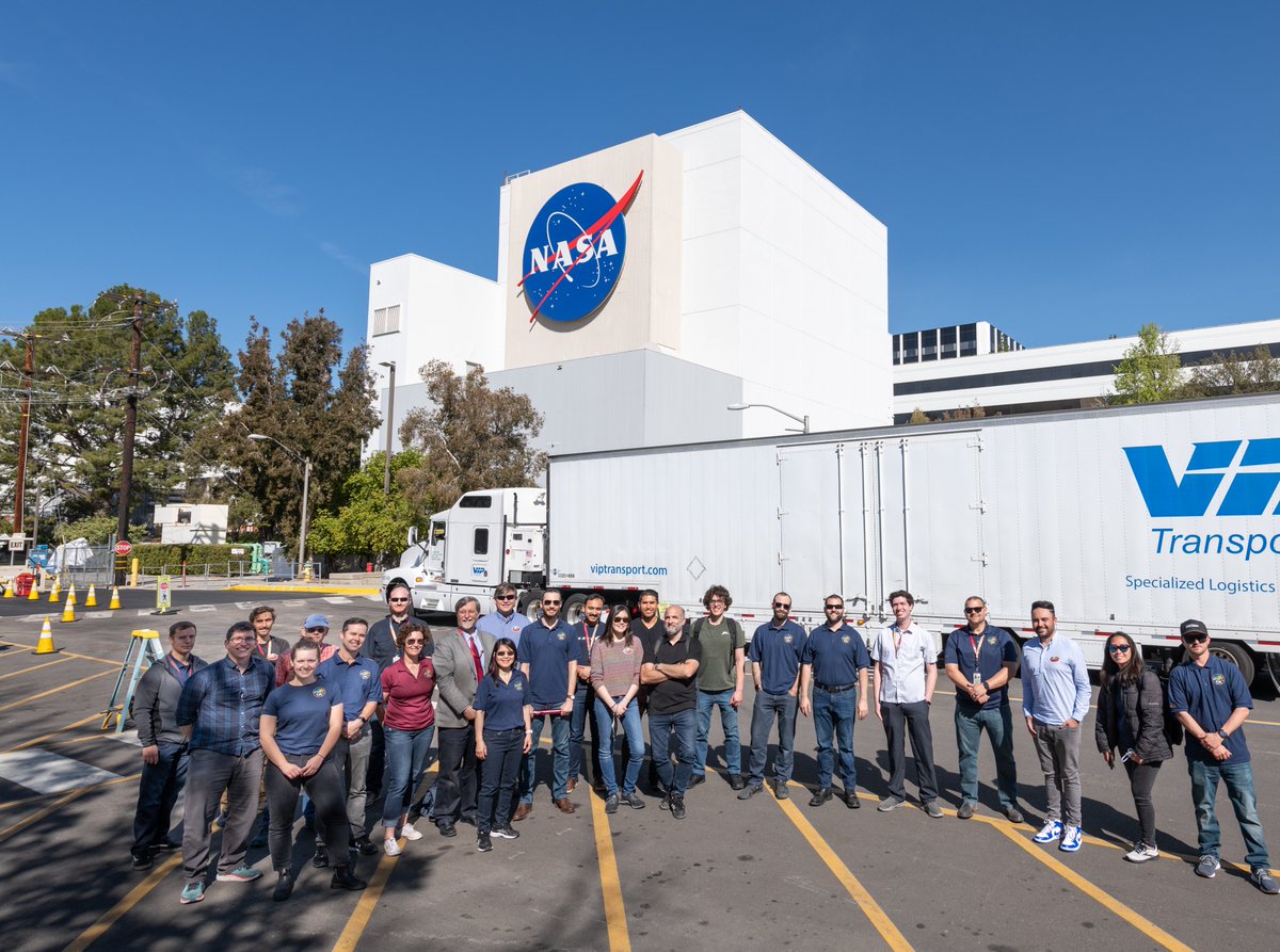 NASAJPL's tweet image. One step closer to launch 🚀

EMIT, or the Earth Surface Mineral Dust Source Investigation, recently left JPL and traveled to Kennedy Space Center at Cape Canaveral, Florida – and team members gathered to bid it farewell.