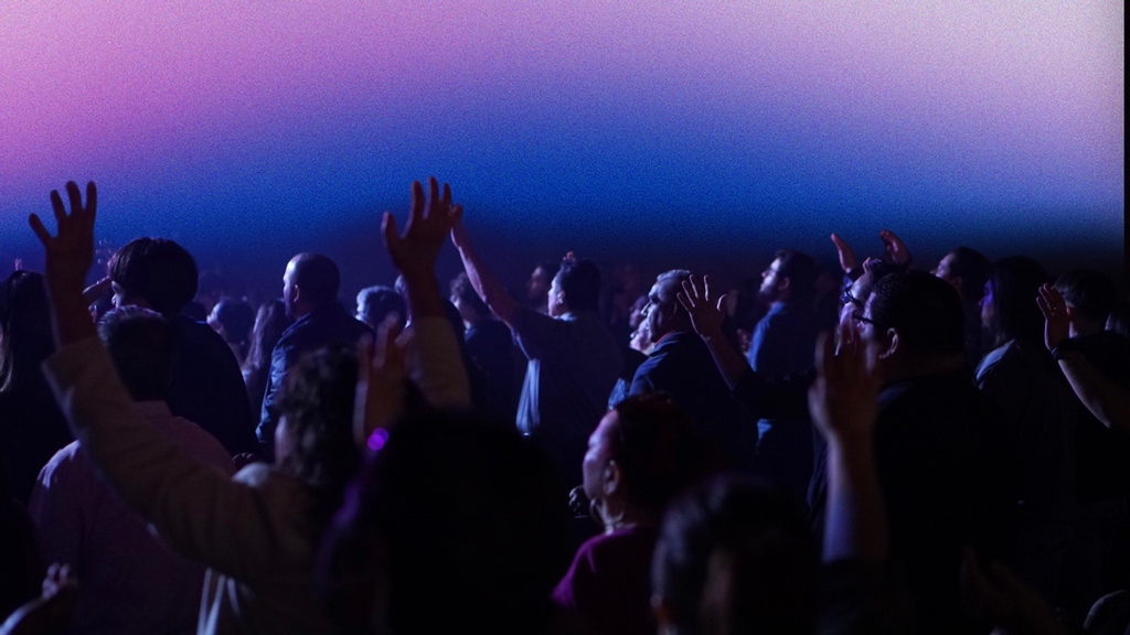 MundoDeFe's tweet image. Si todos experimentaran a Dios de la misma manera y le devolvieran una adoración idéntica, el canto de la Iglesia triunfante no tendría sinfonía, sería como una orquesta en la cual todos los instrumentos tocaran la misma nota. - C.S. Lewis