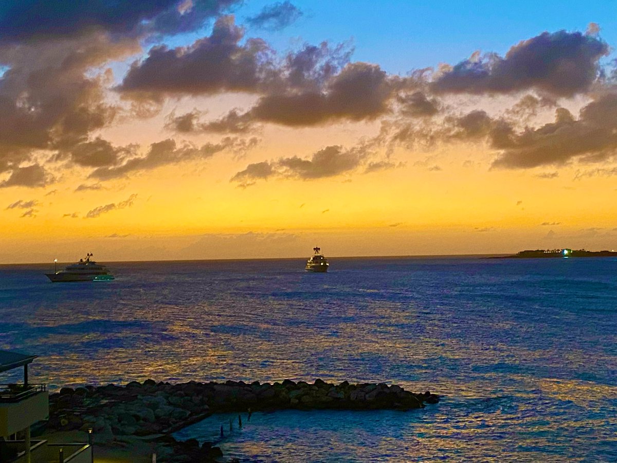 CraigSearle1's tweet photo. Sunset tonight at St. Maarten from our balcony @CPercySearle https://t.co/AAnO1H1kHo