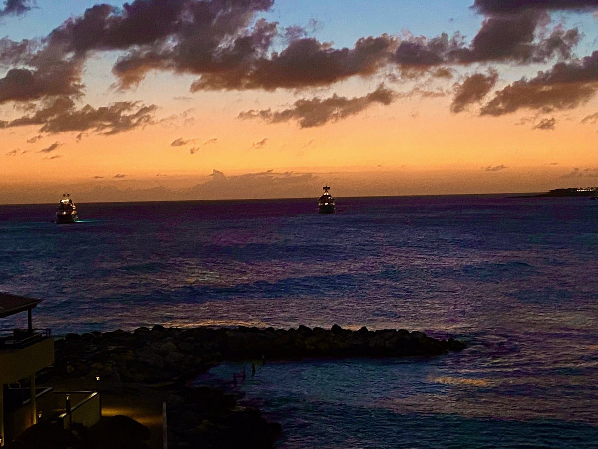 CraigSearle1's tweet photo. Sunset tonight at St. Maarten from our balcony @CPercySearle https://t.co/AAnO1H1kHo