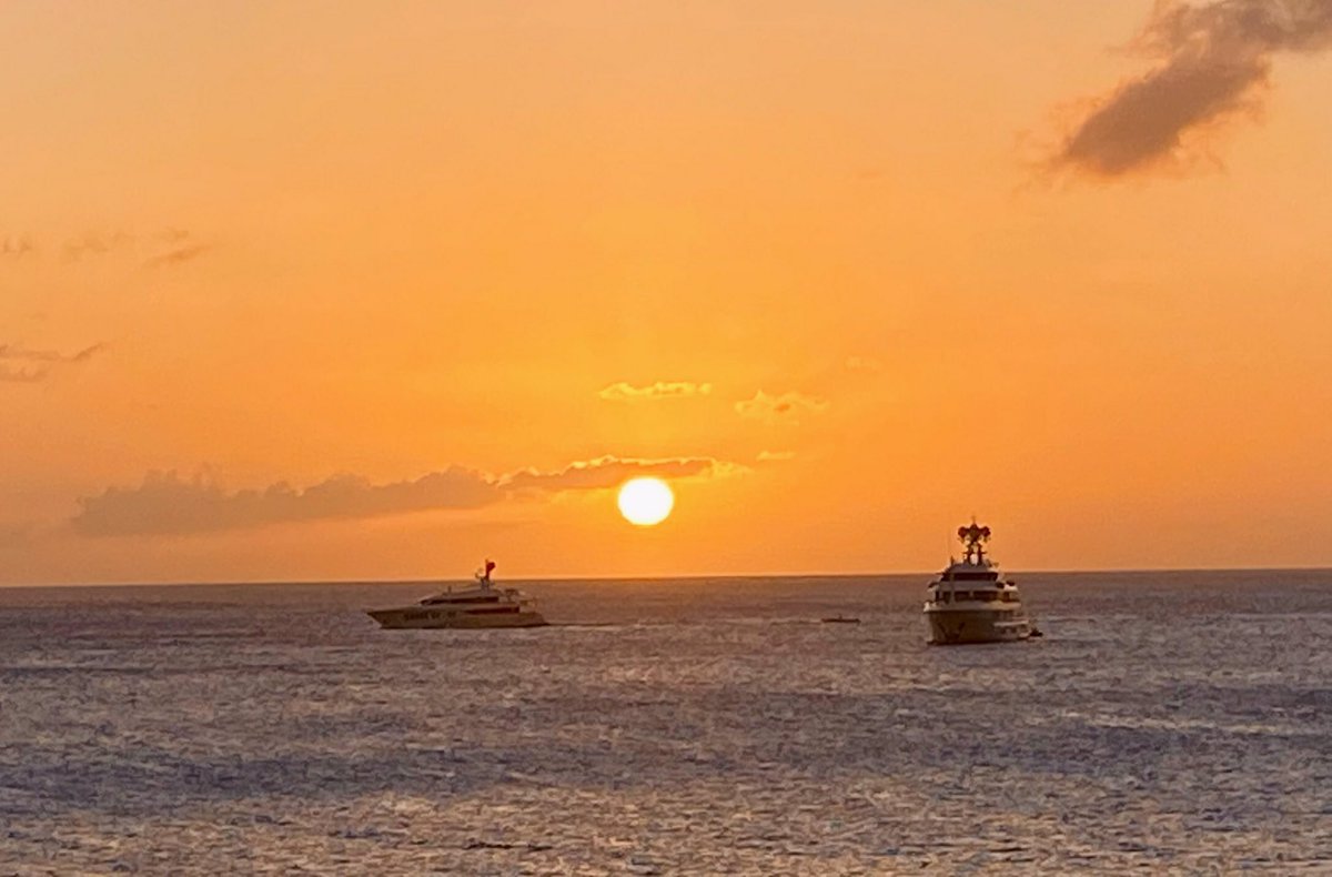 CraigSearle1's tweet photo. Sunset tonight at St. Maarten from our balcony @CPercySearle https://t.co/AAnO1H1kHo