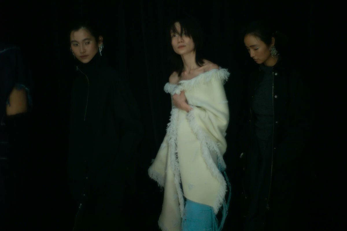 fashionsnap's tweet photo. マラミュートとピリングスが魅せた、ファッションショーはパフォーマンスアートの真髄。東コレの注目コレクションをレポート＞＞
https://t.co/MzAotqF1jV https://t.co/E15UiW95DE