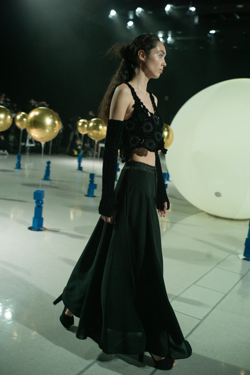 fashionsnap's tweet photo. マラミュートとピリングスが魅せた、ファッションショーはパフォーマンスアートの真髄。東コレの注目コレクションをレポート＞＞
https://t.co/MzAotqF1jV https://t.co/E15UiW95DE