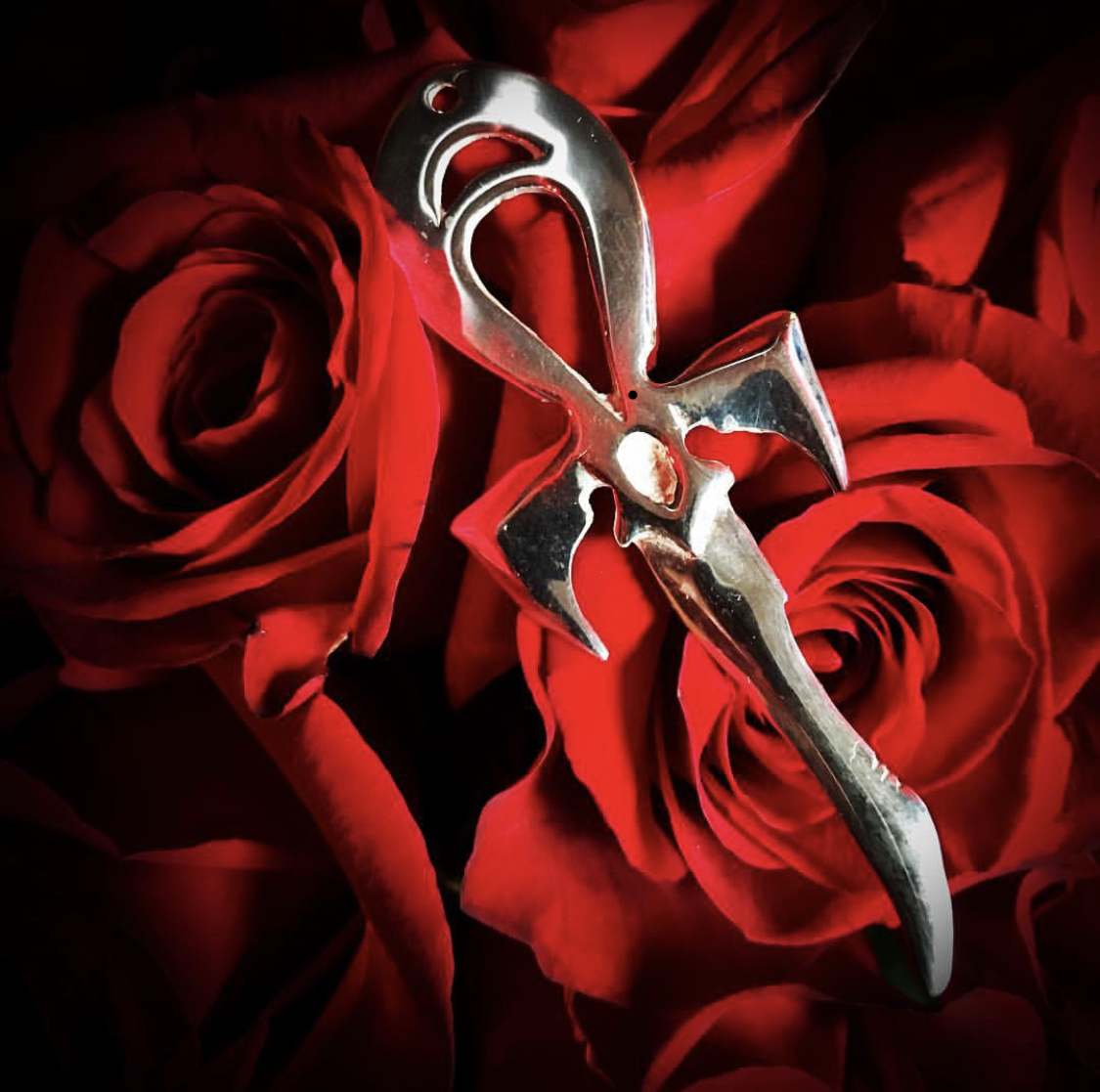 nolavampireball's tweet photo. The Vampyre Ankh designed by Master Metal Manipulator D'Drennan, commissioned by #FatherSebastiaan #NewOrleansVampireBall #EndlessNightVB https://t.co/5SDvpxe4It