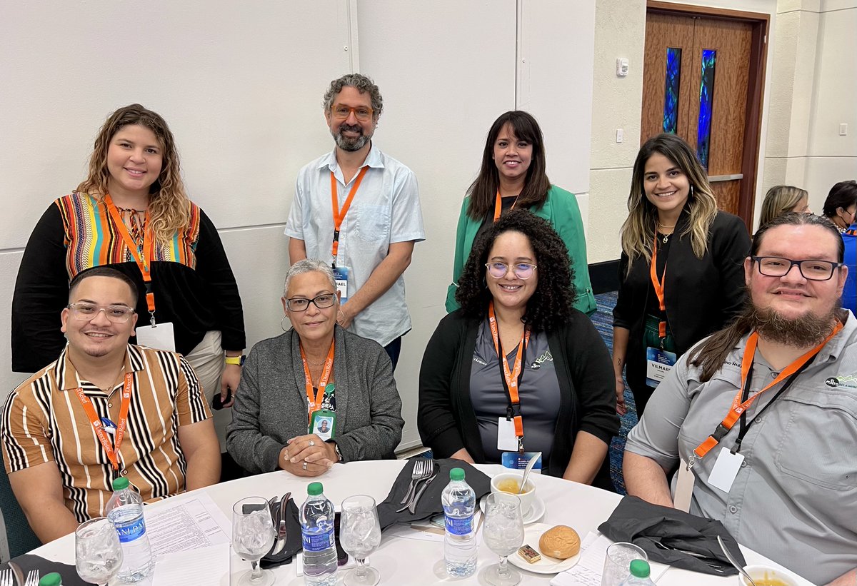 Intercambios_PR's tweet photo. Parte de nuestro equipo durante el simposio coordinado por @DirectRelief en #PuertoRico. Este combo nos llena de orgullo con su compromiso de servicio. #lareduccióndedañossalvavidas #hablemosdeopioides https://t.co/5Nyptq9fnc