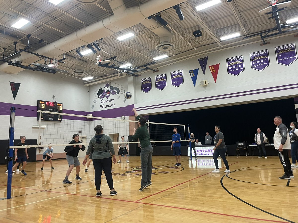 GundersonPE's tweet photo. Staff vs Student Volleyball game! Enjoy your spring break, Wildcats! https://t.co/QBBuSrgBl6