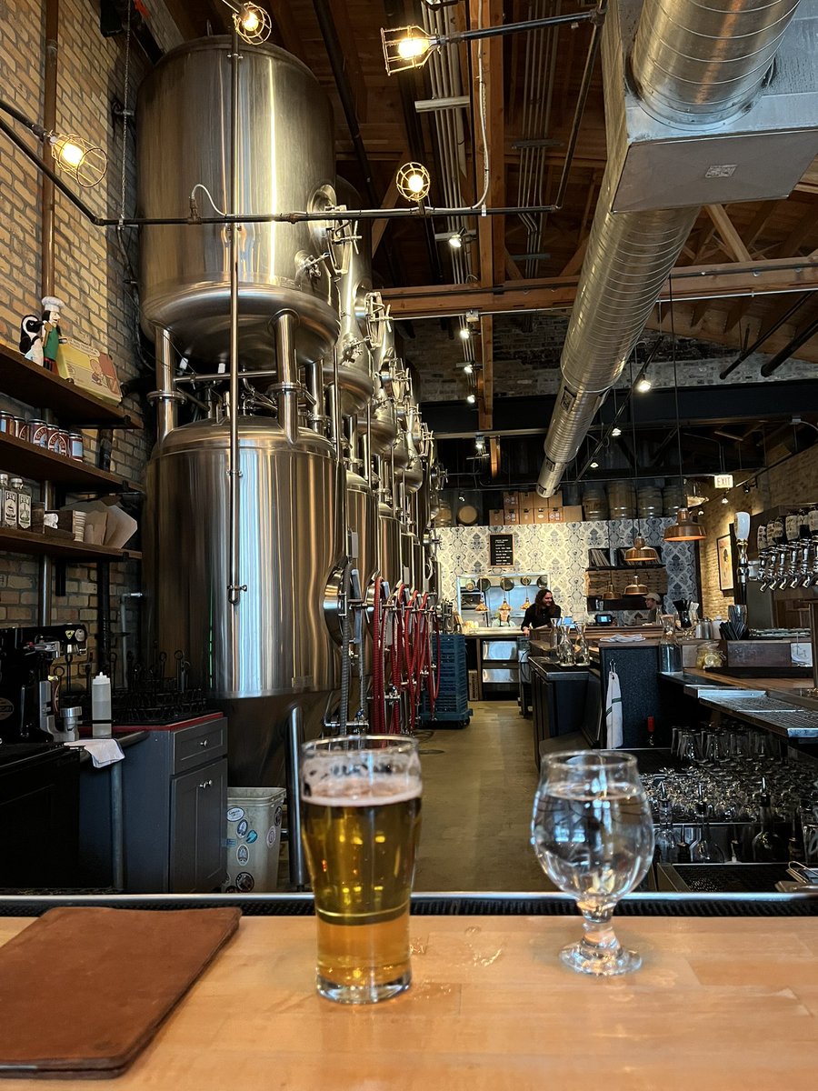 chicagobars's tweet photo. Undisclosed Chicago #TavernWeek2022 location. Drinking beer. I turned their branded glassware around to make this a real stumper. https://t.co/HXS2N5Dqaa
