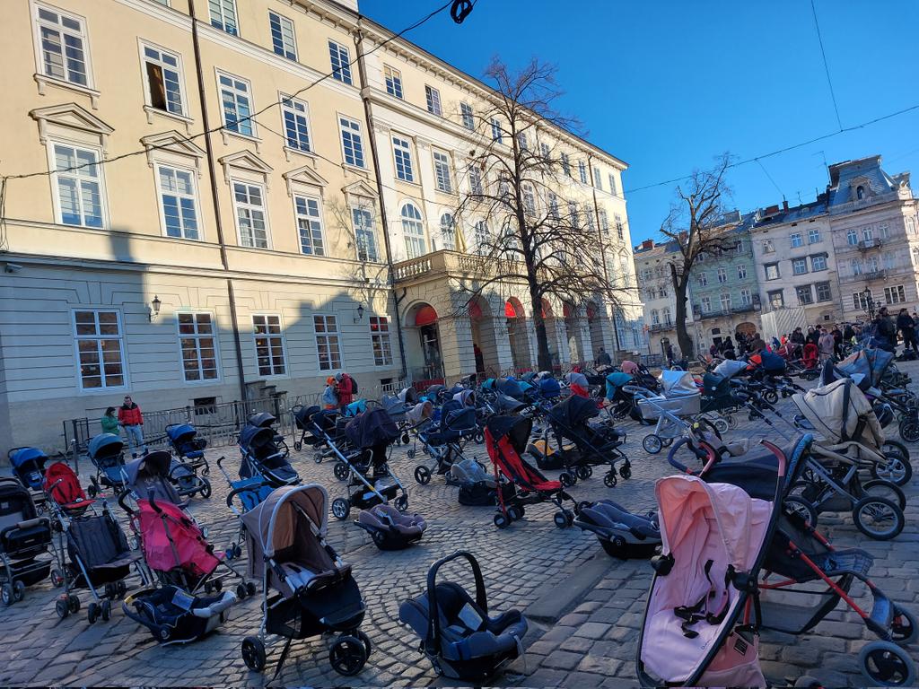 RT <a href="/beppecaccia/">Beppe Caccia</a>: Questo pomeriggio, con la carovana #SafePassage di <a href="/RescueMed/">Mediterranea Saving Humans</a>, siamo arrivati a #Leopoli. Ad accoglierci la manifestazione delle madri di #Lviv, con 109 passeggini vuoti a ricordare i 109 bambini uccisi dai bombardamenti russi sulle citt…