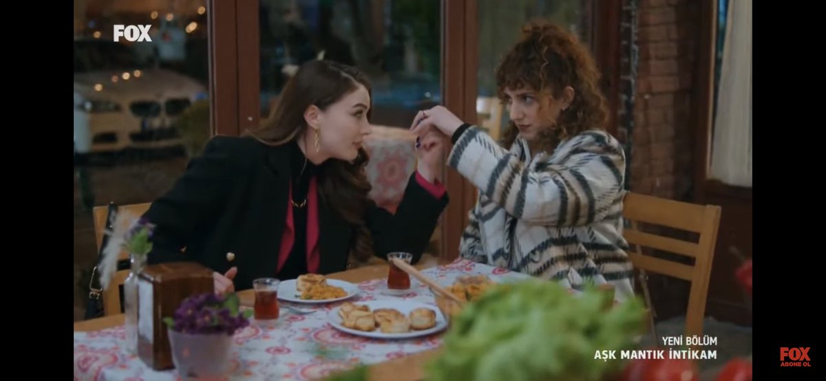 TurkishSeries00's tweet image. #sonsuzakadar #AskMantikIntikam #ErZan #ErZanLas #BurcuÖzberk #EsraErten #OzanKorfalı Esra: "Why is my finger empty?"  😂😂 I'm about to explode