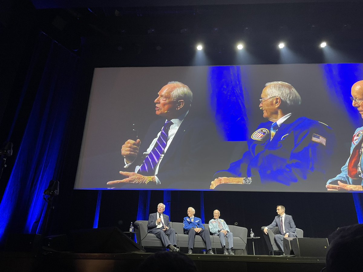 Melissandre_L's tweet photo. Charlie Duke sourit à tout 💙Pendant ce temps Dave Scott raconte son premier trip en rover lunaire.
Ok so Charlie Duke is a pure sweetie and Dave Scott is casually telling us about is first drive on the FREAKING Moon. #LegendsOfSpace https://t.co/DCri1DiagV